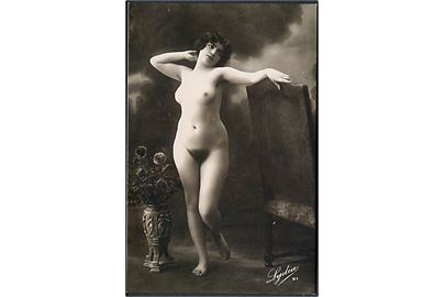 Erotisk postkort. Nøgen kvinde posere ved stol og blomster. Nytryk Stampa PR no. 133.