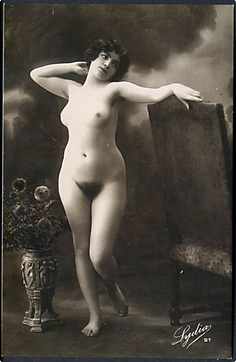 Erotisk postkort. Nøgen kvinde posere ved stol og blomster. Nytryk Stampa PR no. 133.