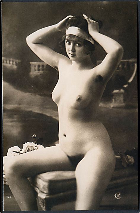 Erotisk postkort. Nøgen kvinde sidder på skammel. Nytryk Stampa PR no. 142.