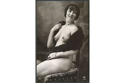 Erotisk postkort. Nøgen kvinde med stola omkring sig. Nytryk Stampa PR no. 178. 