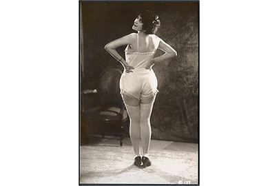 Erotisk postkort. Kvinde iført lingeri med ryggen til. Nytryk Stampa PR no. 262.