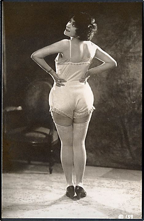 Erotisk postkort. Kvinde iført lingeri med ryggen til. Nytryk Stampa PR no. 262.