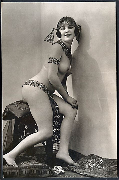 Erotisk postkort. Topløs kvinde iført smykker, posere ved væggen. Nytryk Stampa PR no. 288.