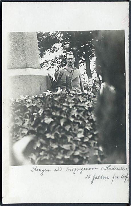 Genforening. Haderslev, Chr. X ved krigergravene fra 1864. Fotokort u/no.