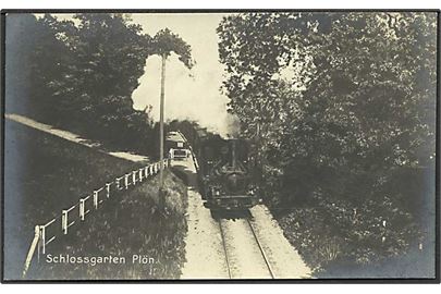 Lokomotiv paa vej gennem Schlossgarten i Plön, Tyskland. U/no.