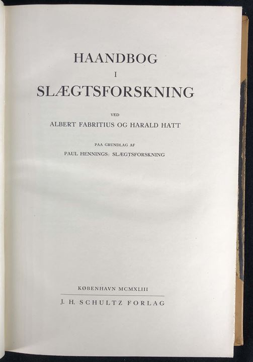 Haandbog i slægtsforskning. Paa grundlag af Paul Hennings: Slægtsforskning af Albert Fabritius & Harald Hatt. 374 sider.