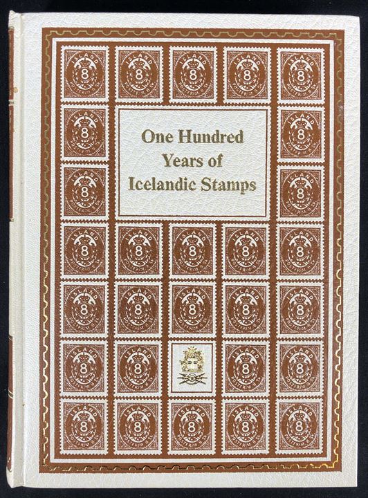 One Hundred Years of Icelandic Stamps 1873 1973 af Jón Adalstein Jónsson. 471 sider flot illustreret jubilæumsskrift. Medfølger kassette.
