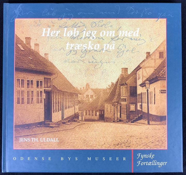 Her løb jeg om med træsko paa af Jens th. Uldall. Historien om H. C. Andersens eventyrlige barndom i Odense. 71 sider illustreret.