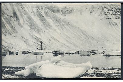 Fiskefartøj i isfyldt fjord. Anvendt fra Isafjord. Björn Pålsson u/no.