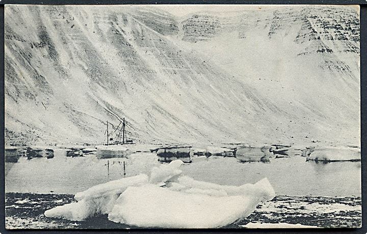 Fiskefartøj i isfyldt fjord. Anvendt fra Isafjord. Björn Pålsson u/no.