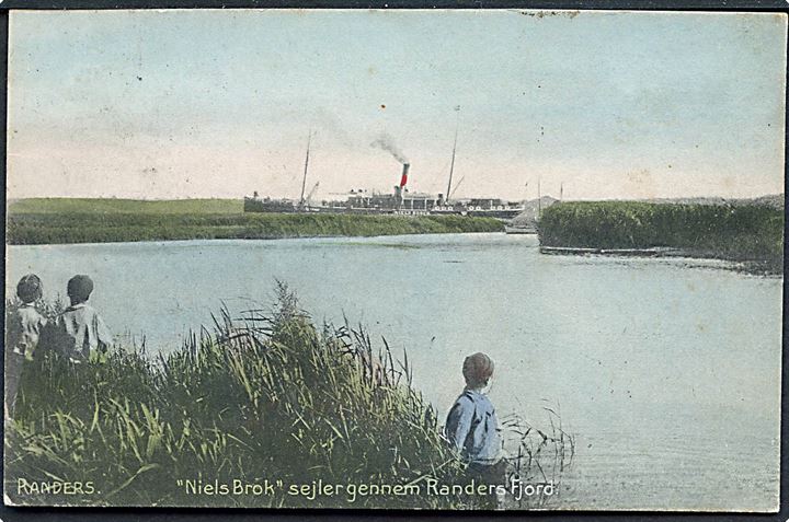 Niels Brok, S/S, sejler gennem Randers Fjord. Stenders no. 2088.