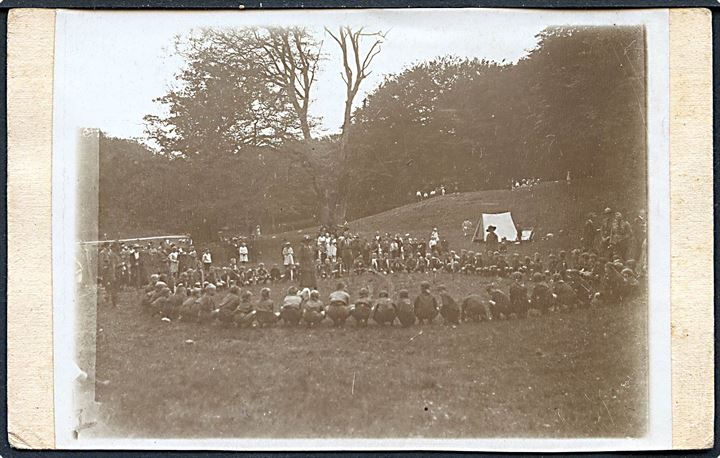 Ulveunger ved første spejder parade i Ulvedalen d. 6.6.1920. Fotografi monteret på postkort. U/no.
