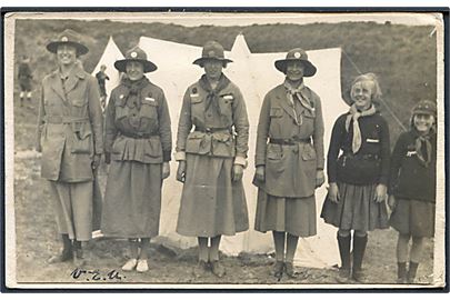 Ulveungeførere på lejr i begyndelsen af 1920'erne. Fotografi monteret på postkort. U/no.