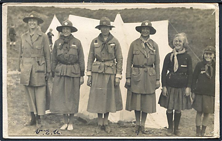 Ulveungeførere på lejr i begyndelsen af 1920'erne. Fotografi monteret på postkort. U/no.