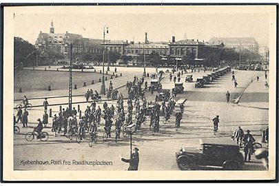 Købh., Raadhuspladsen med automobiler og cyklister. Stenders København no. 254.