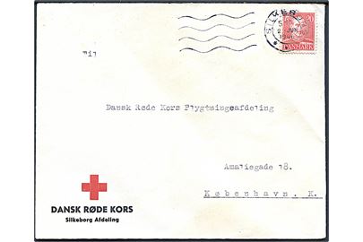 20 øre Chr. X på fortrykt kuvert fra Dansk Røde Kors Silkeborg Afdeling stemplet Silkeborg d. 2.6.1946 til Dansk Røde Kors Flygtningeafdeling i København.