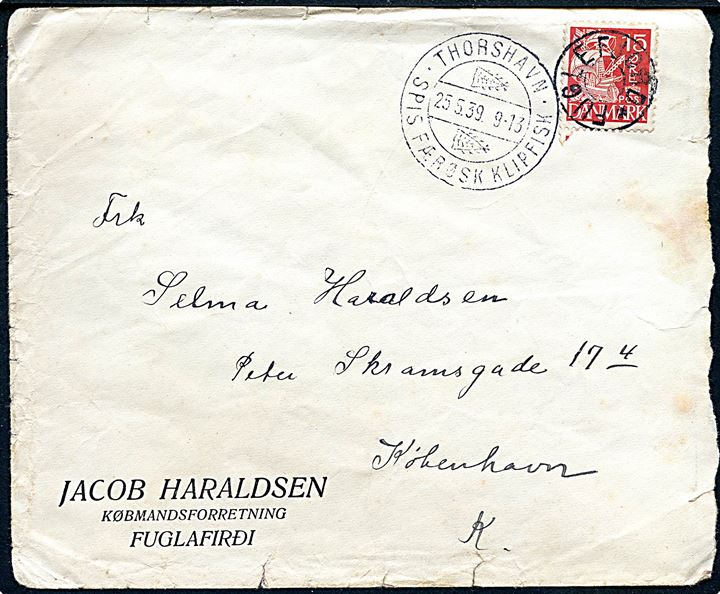 15 øre Karavel på brev annulleret med udslebet stjernestempel FUGLEFJORD og sidestemplet klipfiskstempel Thorshavn d. 25.5.1939 til København. Kuvert nusset.