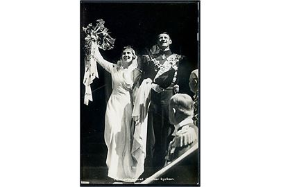 Kronprinseparret forlader kirken som nygifte. Fotokort u/no. 