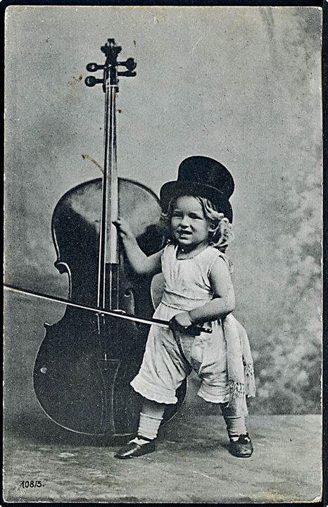 Pige med musikinstrumentet Cello. No. 108 / 5. 