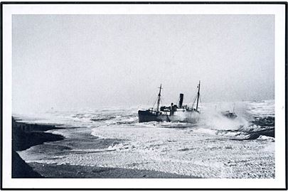 Aune H, S/S, af Bjørneborg strandet ved Vangsaa d. 17.12.1936. Nyere postkort fra Strandfogedgaarden i Vangsaa.