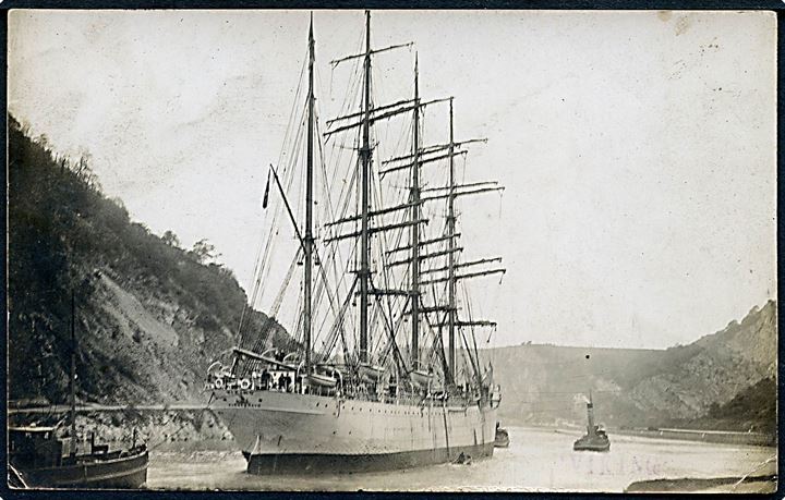 Viking, skoleskib på slæb gennem Bristolkanalen. Fotokort u/no.