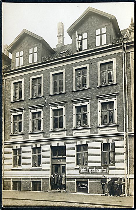 Facade af ejendom med Skomager C. A. Petersen's Skotøjs Reparationsværksted. Fotokort u/no.