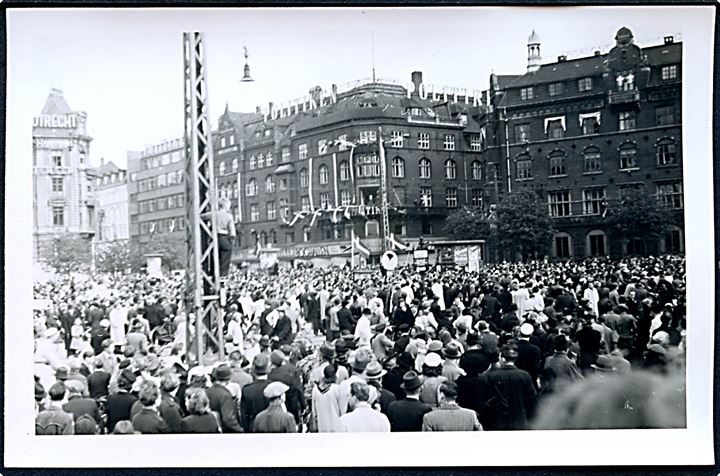 København, befrielsesdagene på Rådhuspladsen i maj 1945. Fotokort u/no.