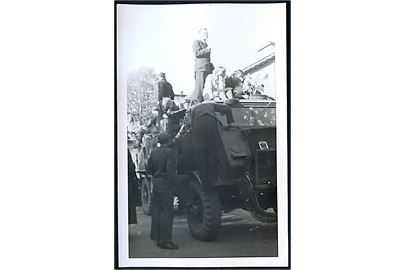 København, befrielsesdagene i maj 1945 med britisk panservogn. Fotokort u/no.