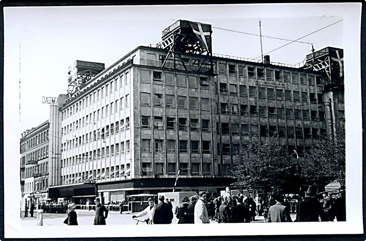 København, Dagmarhus med Dannebrog flag under befrielsesdagene i maj 1945. Fotokort u/no.