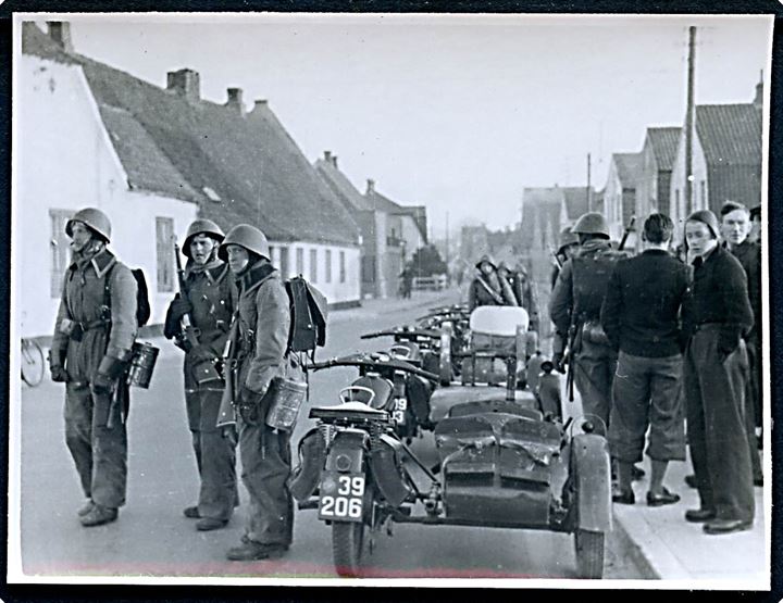Danske soldater i Aabenraa umiddelbart inden kampene d. 9.4.1940. Foto (6x9 cm).