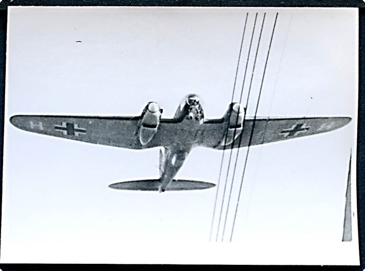 Tyske HE 111 bombemaskine overflyver Aabenraa i lav højde d. 9.4.1940. Foto (6x9 cm).