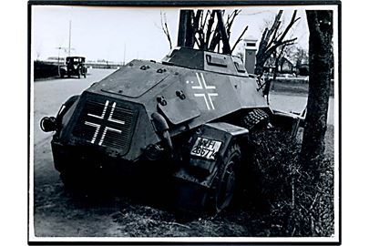 Bredevad. Nedkæmpet tysk panservogn efter kampene d. 9.4.1940. Foto 6x9xcm.