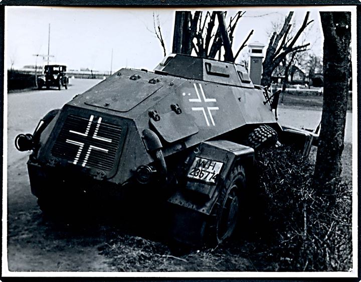 Bredevad. Nedkæmpet tysk panservogn efter kampene d. 9.4.1940. Foto 6x9xcm.