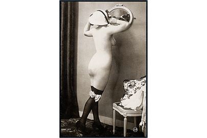 Erotisk postkort. Kvinde kun iført hat og knæstrømper. Nytryk Stampa PR no. 74.  