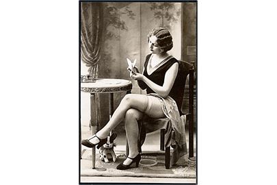 Erotisk postkort. Kvinde sidder ved bordet. Nytryk Stampa PR 198.  