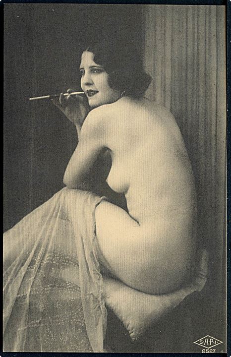 Erotisk postkort. Nøgen kvinde sidder på pude . Nytryk. No. 2527. 