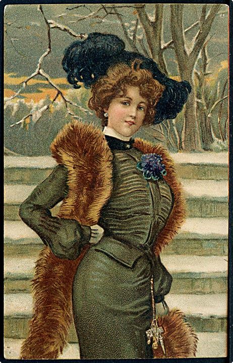 Kvinde iført sort hat, stola og grønlig dragt. U/no. 