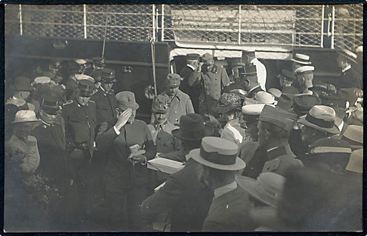 Østrigske krigsfanger modtages ved skib (i Aarhus) 1917 før overførsel til lazaretlejren i Hald ved Viborg. Fotokort u/no.