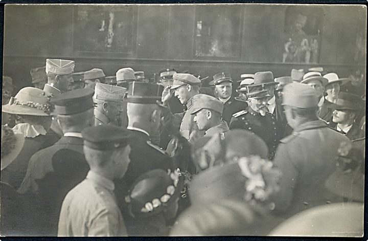 Østrigske krigsfanger (i Aarhus ?) før afgang med tog til lazaretlejren i Hald ved Viborg 1917. Fotokort u/no.