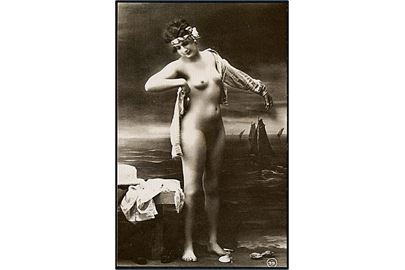 Erotisk postkort. Nøgen kvinde ved at iføre sig en skjorte. Nytryk Stampa PR no. 26. 