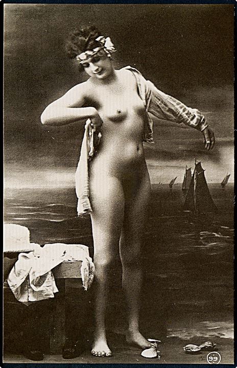 Erotisk postkort. Nøgen kvinde ved at iføre sig en skjorte. Nytryk Stampa PR no. 26. 