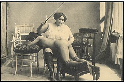 Erotisk postkort. Kvinde afstraffer ung kvinde. Nytryk u/no. 