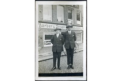 To unge mænd foran Barber & Frisør forretning. Fotokort u/no.