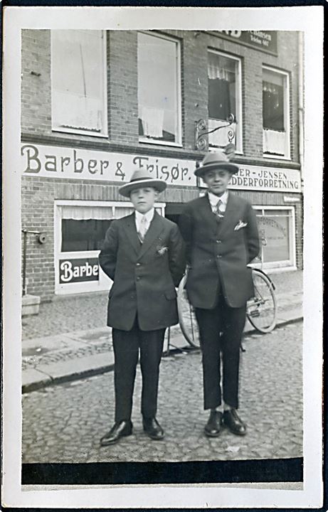 To unge mænd foran Barber & Frisør forretning. Fotokort u/no.