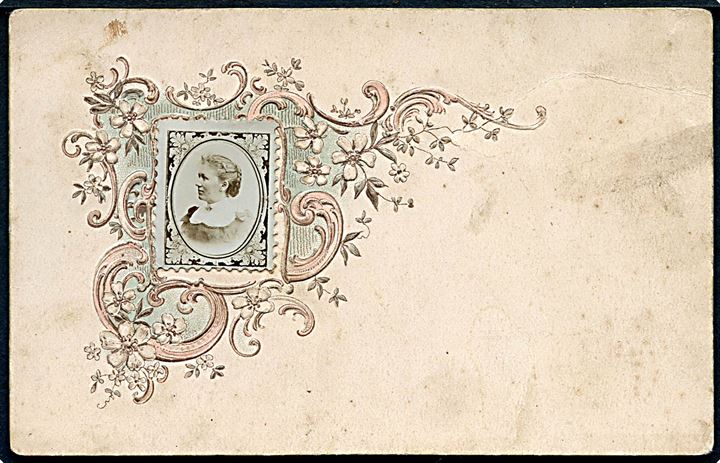 Kartonkort med relief og indsat foto udformet som frimærke. U/no.