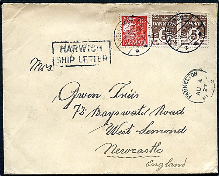 5 øre Bølgelinie (par) og 15 øre Karavel på brev fra Helsingør d. 2.8.1927 til Newcastle, England. Transit stemplet HARWICH SHIP LETTER og Parkeston Harwich d. 4.8.1927.