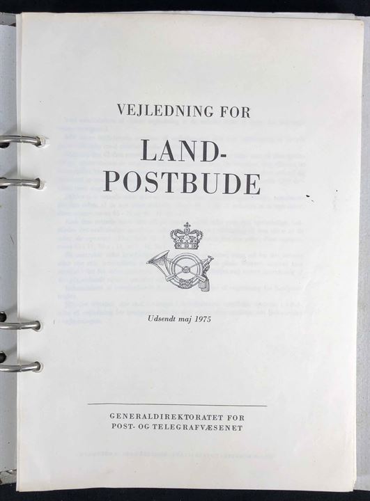 Vejledning for Landpostbude udsendt fra Generaldirektoratet for Post- og Telegrafvæsenet i maj 1975. Endvidere en række bilag. Løsblade samlet i særligt ringbind.