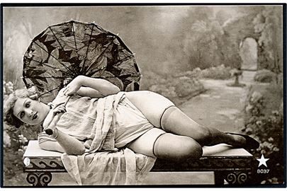 Erotisk postkort. Kvinde ligger på bænk. Nytryk Stampa PR no. 211. 
