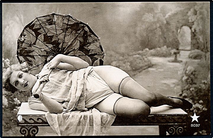 Erotisk postkort. Kvinde ligger på bænk. Nytryk Stampa PR no. 211. 