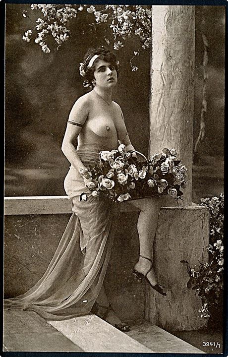 Erotisk postkort. Topløs kvinde med blomsterkurv. Nytryk Stampa PR no. 259. 